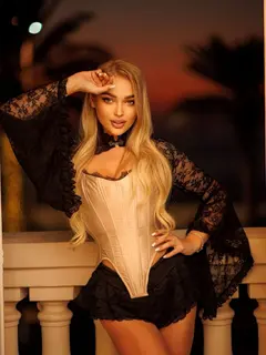 Blondie escort in Dubai